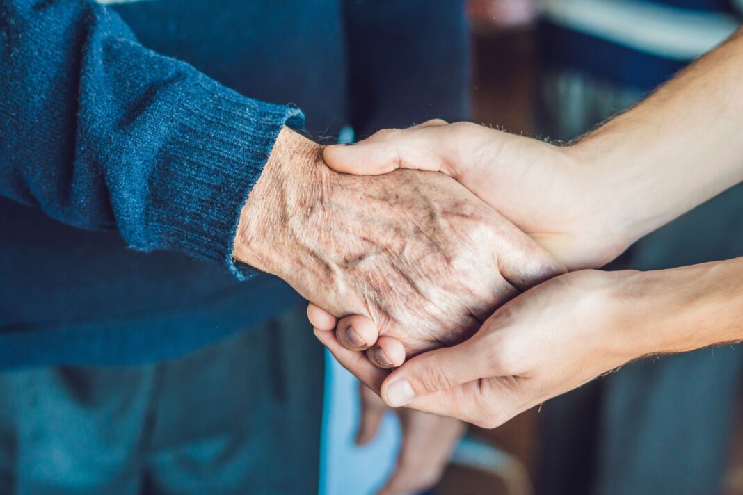 Il nuovo contratto per colf, badanti e baby sitter alza i salari: fino a 230 euro in più al mese, ma il conto ricade sulle famiglie