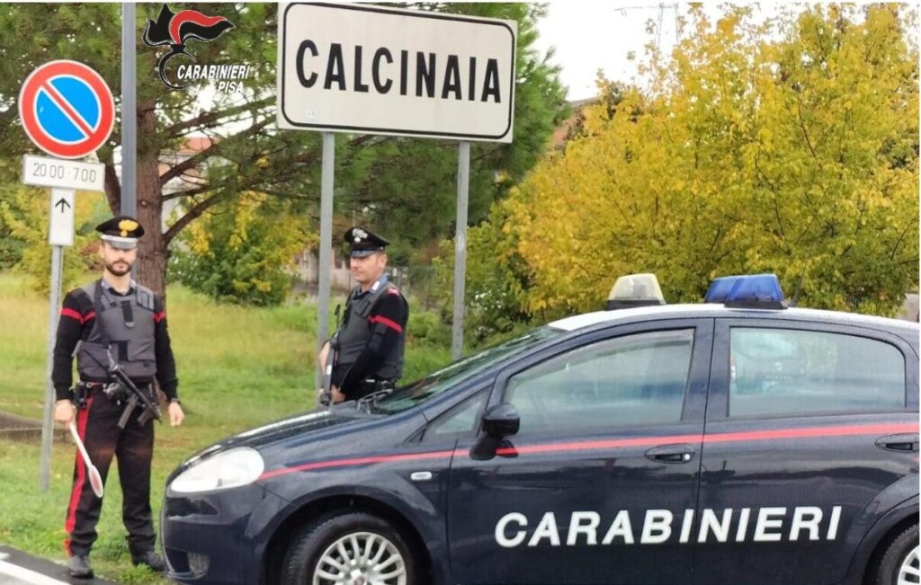 Sferra un pugno a una donna che lo accusa di furto, poi se la prende coi carabinieri